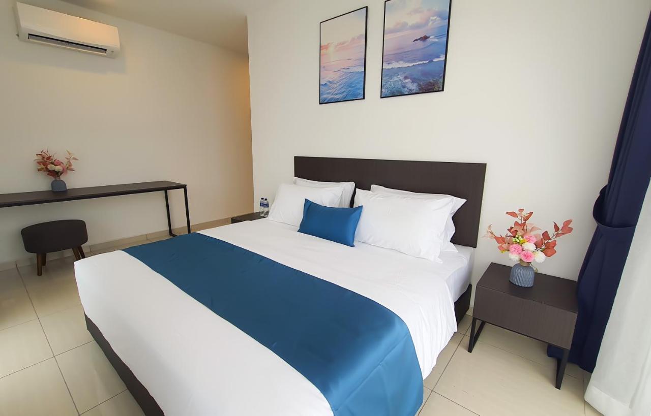 Ramada Suites By Wyndham The Straits Johor Bahru Exterior photo
